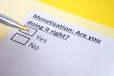 Bir kişi para kazanma sorusunu cevaplıyor.