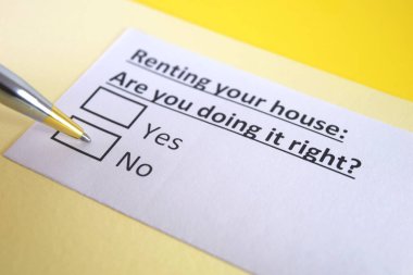 Bir kişi ev kiralamakla ilgili soruya cevap veriyor..