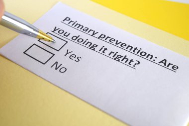 Bir kişi birincil önleme sorusunu cevaplıyor.