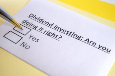 Bir kişi kar payı yatırımıyla ilgili soruya cevap veriyor.