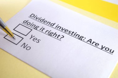 Bir kişi kar payı yatırımıyla ilgili soruya cevap veriyor.