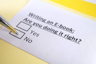 Bir kişi e-kitap yazmakla ilgili soruya cevap veriyor..