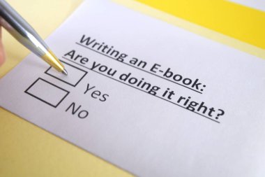 Bir kişi e-kitap yazmakla ilgili soruya cevap veriyor..