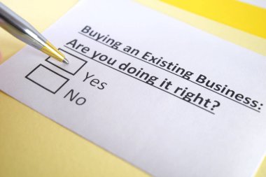 Bir kişi mevcut bir işletmeyi satın almakla ilgili soruya cevap veriyor..