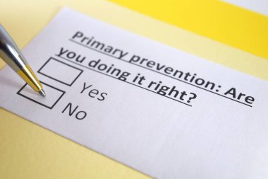 Bir kişi birincil önleme sorusunu cevaplıyor.