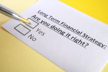 Bir kişi uzun vadeli mali stratejiyle ilgili soruları yanıtlıyor.