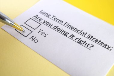 Bir kişi uzun vadeli mali stratejiyle ilgili soruları yanıtlıyor.