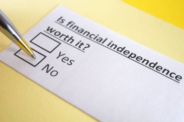 Bir kişi mali bağımsızlıkla ilgili soruya cevap veriyor.