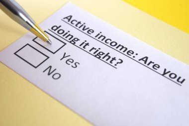 Bir kişi aktif gelir hakkındaki soruyu cevaplıyor.