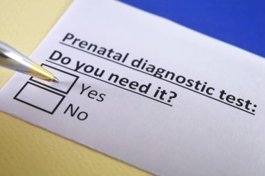 Bir kişi doğum öncesi tanı testi ile ilgili soruları cevaplıyor..