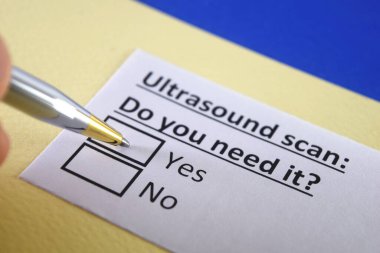 Bir kişi ultrason taramasıyla ilgili soruya cevap veriyor..