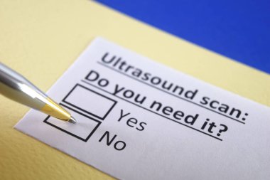 Bir kişi ultrason taramasıyla ilgili soruya cevap veriyor..