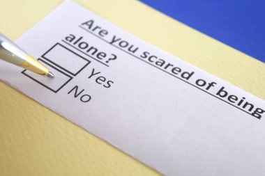 Bir kişi yalnız olmakla ilgili soruya cevap veriyor..