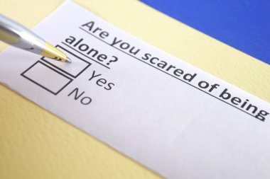 Bir kişi yalnız olmakla ilgili soruya cevap veriyor..