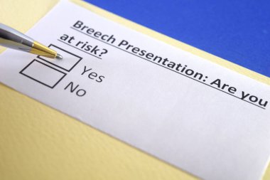 Bir kişi ters sunumla ilgili soruya cevap veriyor..