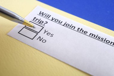 Bir kişi görev gezisiyle ilgili soruları cevaplıyor..