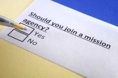 Bir kişi görev gezisiyle ilgili soruları cevaplıyor..