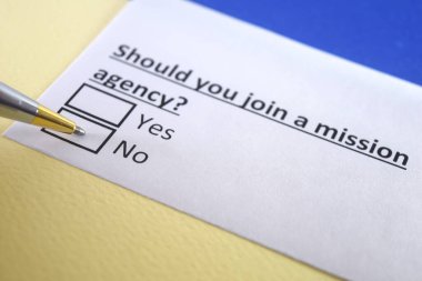 Bir kişi görev gezisiyle ilgili soruları cevaplıyor..