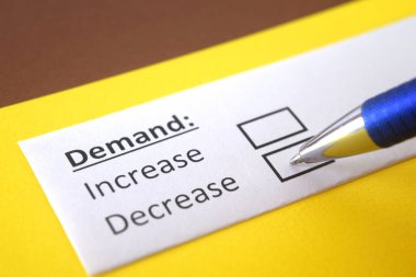 Bir kişi taleple ilgili soruya cevap veriyor..