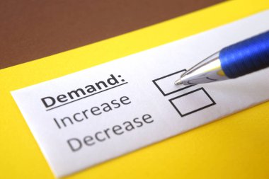 Bir kişi taleple ilgili soruya cevap veriyor..