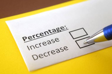 Bir kişi yüzdeyle ilgili soruya cevap veriyor..