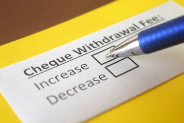 Bir kişi çek çekme ücretiyle ilgili soruya cevap veriyor..