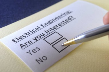 Bir kişi elektrik mühendisliği ile ilgili soruya cevap veriyor..