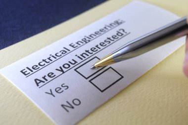 Bir kişi elektrik mühendisliği ile ilgili soruya cevap veriyor..