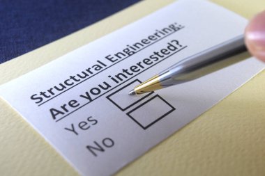 Bir kişi yapısal mühendislikle ilgili soruya cevap veriyor..