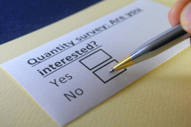 Bir kişi nicelik araştırması ile ilgili soruya cevap veriyor.