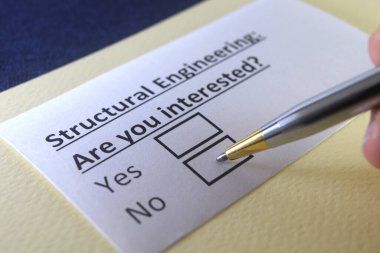 Bir kişi yapısal mühendislikle ilgili soruya cevap veriyor..