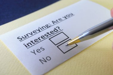 Bir kişi anketle ilgili soruya cevap veriyor..