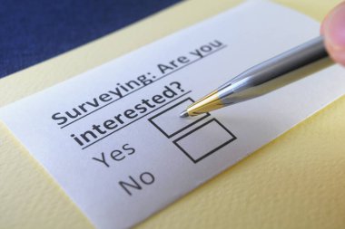 Bir kişi anketle ilgili soruya cevap veriyor..