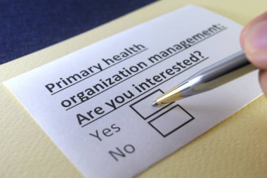 Bir kişi, birincil sağlık organizasyonu yönetimi ile ilgili soruyu yanıtlıyor.