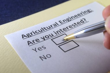 Bir kişi tarım mühendisliği hakkındaki soruları cevaplıyor..