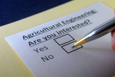 Bir kişi tarım mühendisliği hakkındaki soruları cevaplıyor..