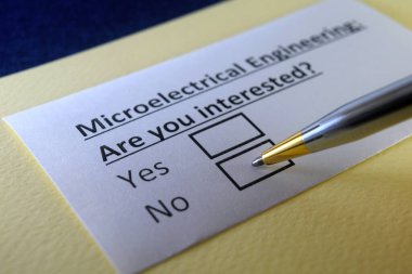 Bir kişi mikro elektrik mühendisliği ile ilgili soruya cevap veriyor..