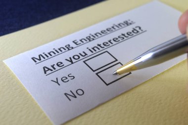 Bir kişi maden mühendisliği ile ilgili soruya cevap veriyor..