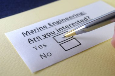 Bir kişi deniz mühendisliği ile ilgili soruya cevap veriyor..