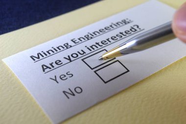 Bir kişi maden mühendisliği ile ilgili soruya cevap veriyor..