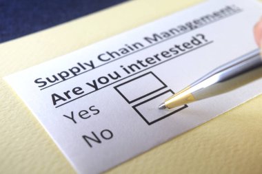 Bir kişi tedarik zinciri yönetimi ile ilgili soruya cevap veriyor.