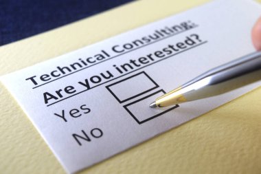 Bir kişi teknik danışmanlıkla ilgili soruya cevap veriyor..
