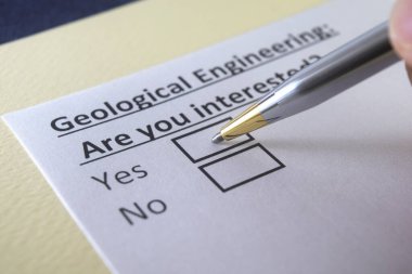 Bir kişi jeolojik mühendislikle ilgili soruya cevap veriyor..