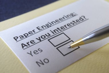 Bir kişi kağıt mühendisliği ile ilgili soruya cevap veriyor..