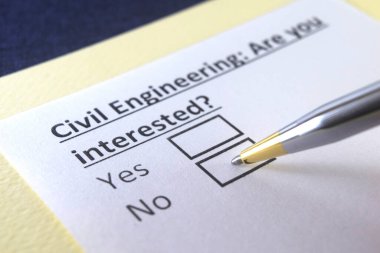 Bir kişi inşaat mühendisliği ile ilgili soruya cevap veriyor..