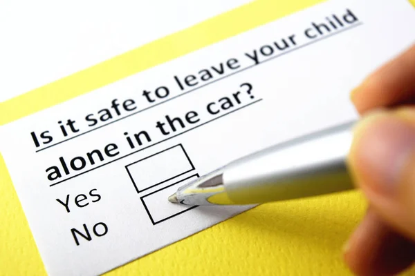 Biztonságos Egyedül Hagyni Gyerekét Kocsiban Igen Vagy Nem — Stock Fotó