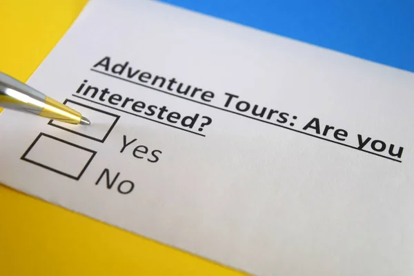 Una Persona Está Respondiendo Pregunta Sobre Los Tours Aventura — Foto de Stock
