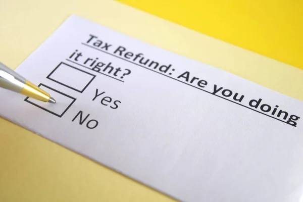 Una Persona Está Respondiendo Pregunta Sobre Reembolso Impuestos — Foto de Stock