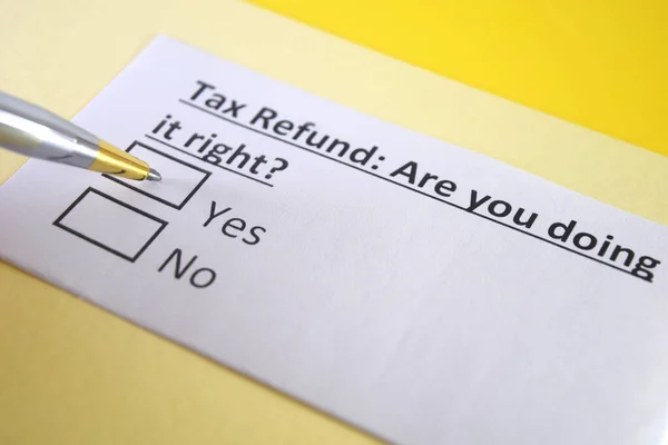 Una Persona Está Respondiendo Pregunta Sobre Reembolso Impuestos — Foto de Stock