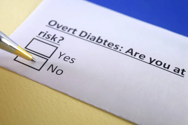 Una Persona Está Respondiendo Una Pregunta Sobre Diabetes Abierta — Foto de Stock